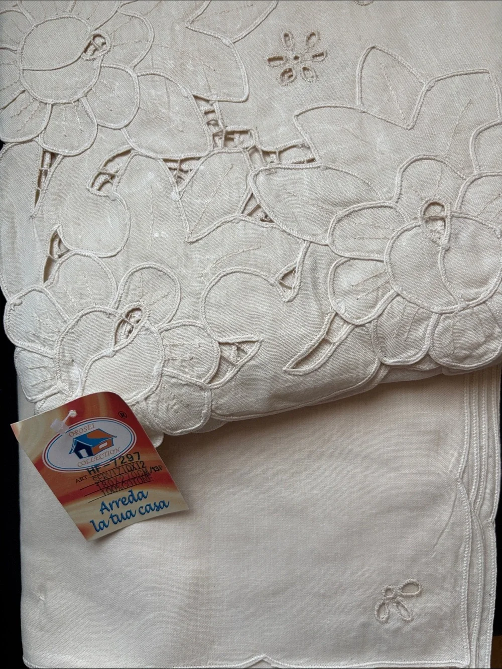 N/A beautiful tablecloth